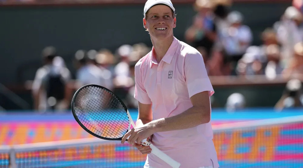 سينر محتفلا بعد نهاية المواجهة (أ.ف.ب)