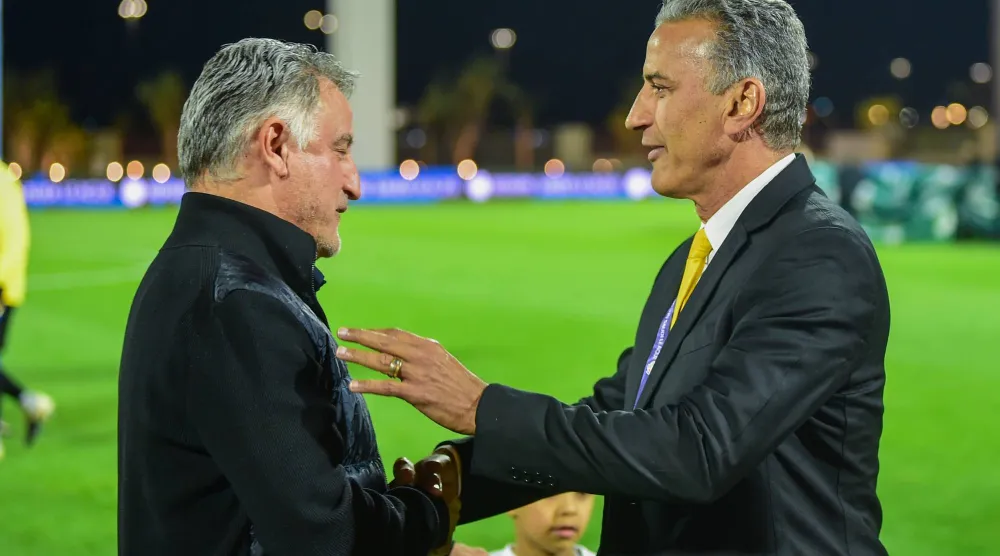 غالتييه في حديث مع شاموسكا مدرب التعاون (تصوير: علي خمج) 