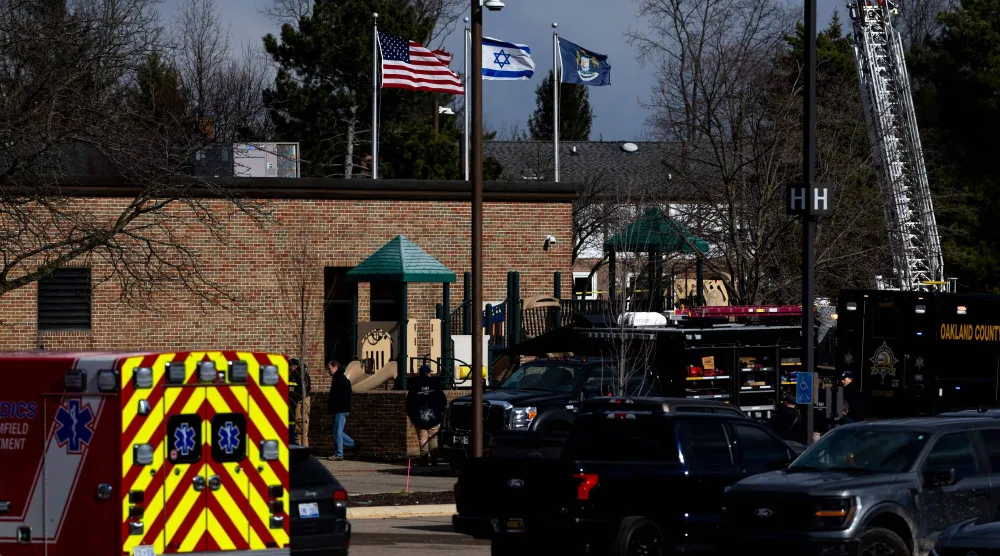  مركبات إنفاذ القانون في موقف سيارات كنيس «تامبل إسرايل» بعد حادث إطلاق نار (ا.ف.ب)