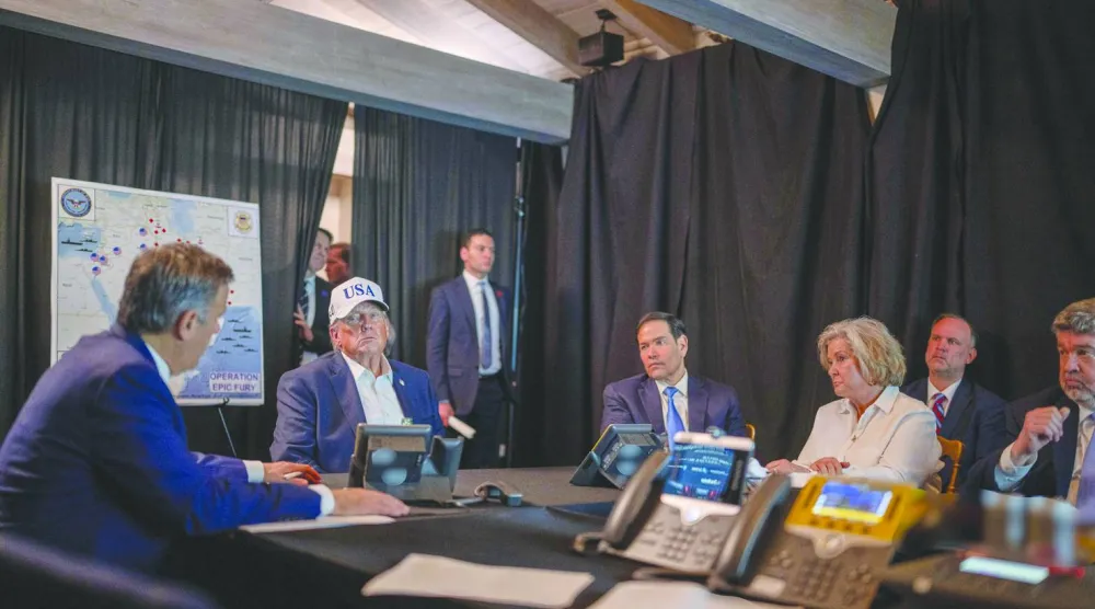 ترمب وهو يتابع مجريات عملية «ملحمة الغضب» ضد إيران مع مدير الـ«سي آي إيه» جون راتكليف بحضور وزير الخارجية ماركو روبيو ورئيسة موظفي البيت الأبيض سوزي وايلز في مارالاغو صباح السبت (أ.ب)