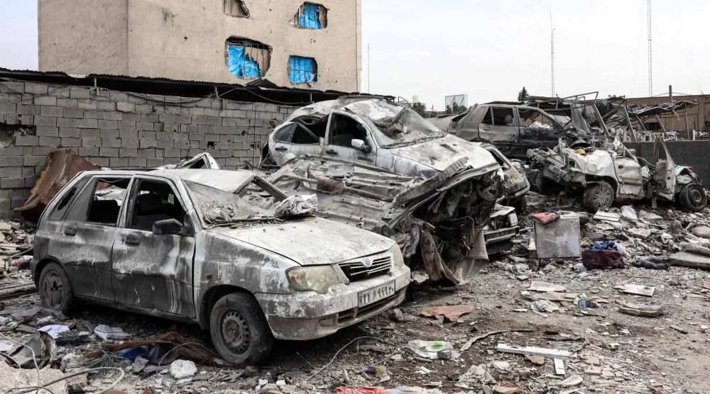 صورة تُظهر حطام سيارات في أعقاب غارة جوية على طهران 12 مارس 2026 (أ.ف.ب)
