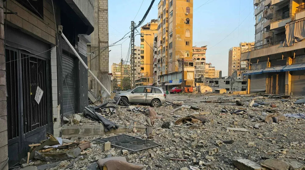 أنقاض مبانٍ ومتاجر مدمرة في شارع تعرّض لغارة جوية إسرائيلية ليلية في الضاحية الجنوبية لبيروت... 13 مارس 2026 (أ.ف.ب)
