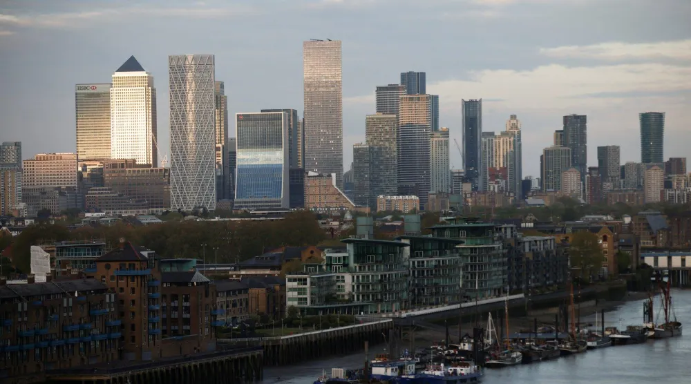ناطحات السحاب في منطقة "ذا سيتي" المالية تُرى من "سيتي هول" في لندن (رويترز)