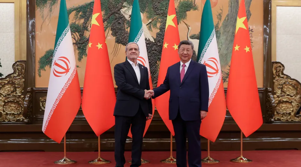 الرئيس الصيني شي جينبينغ يستقبل نظيره الإيراني مسعود بزشكيان في «قاعة الشعب» ببكين خلال سبتمبر 2025 (الرئاسة الإيرانية)