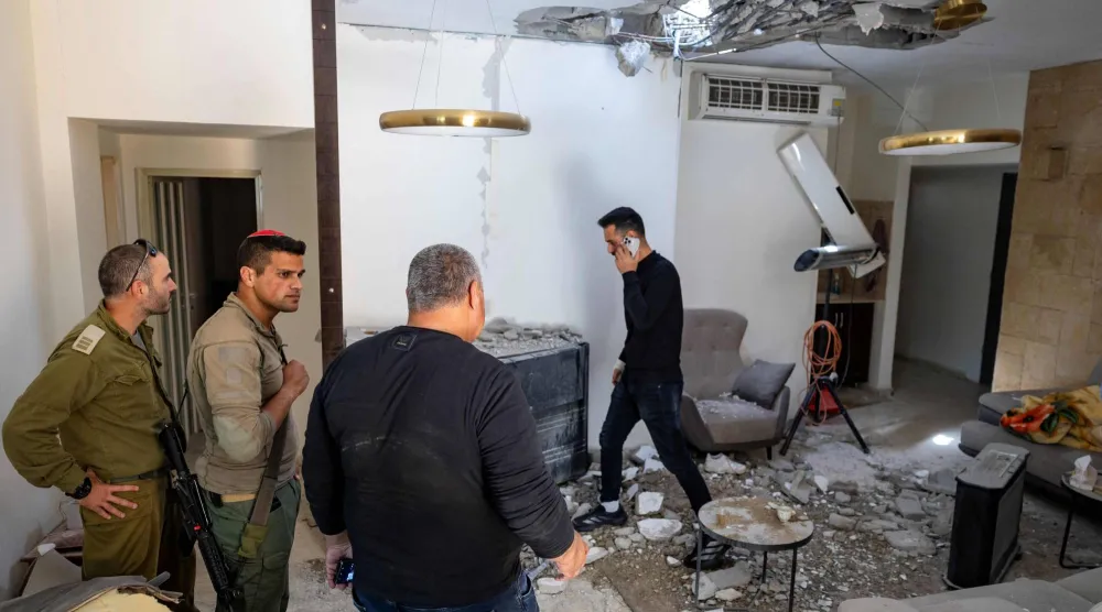 الجيش الإسرائيلي يتفقد منزلاً تعرّض لأضرار في شمال إسرائيل بالقرب من الحدود اللبنانية 12 مارس 2026 (أ.ف.ب)