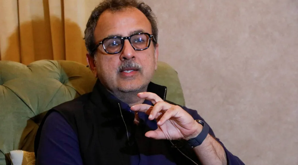 وزير الطاقة الباكستاني عويس أحمد خان ليغاري يتحدث  خلال مقابلة مع وكالة رويترز في إسلام آباد (رويترز)
