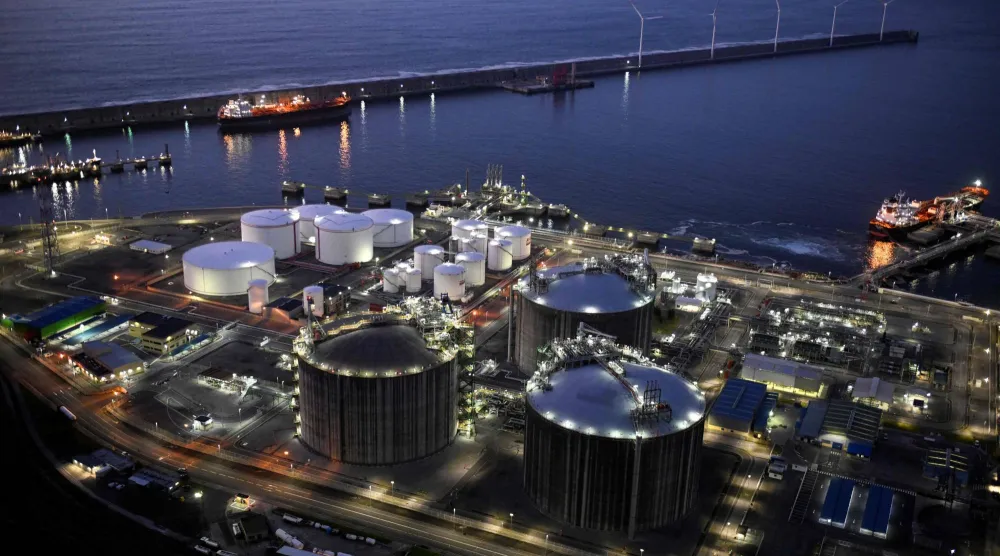 منظر عام لمصنع إعادة الغاز في خليج بيسكايا بمدينة زيربينا الباسكية الإسبانية (أ.ف.ب)