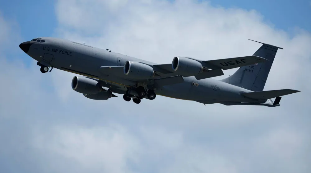 طائرة التزود بالوقود من طراز "كيه سي - 135" KC-135 ستراتوتانكر تابعة لسلاح الجو الأميركي تقلع من مطار قاعدة كادينا الجوية غرب أوكيناوا بجنوب اليابان، 30 أغسطس 2023 (أ.ب)