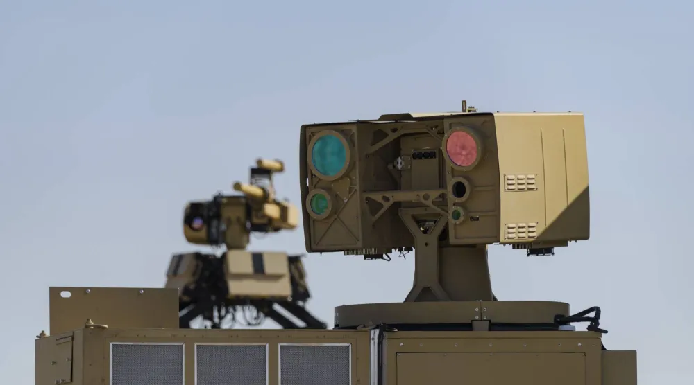 منظومة ليزر عالي الطاقة مزوَّدة برادار وأجهزة استشعار وأنظمة تتبع متقدمة لاعتراض الطائرات المسيَّرة وتدميرها باستخدام شعاع ليزر بدلاً من الذخيرة التقليدية (أرشيفية - الجيش الأميركي)
