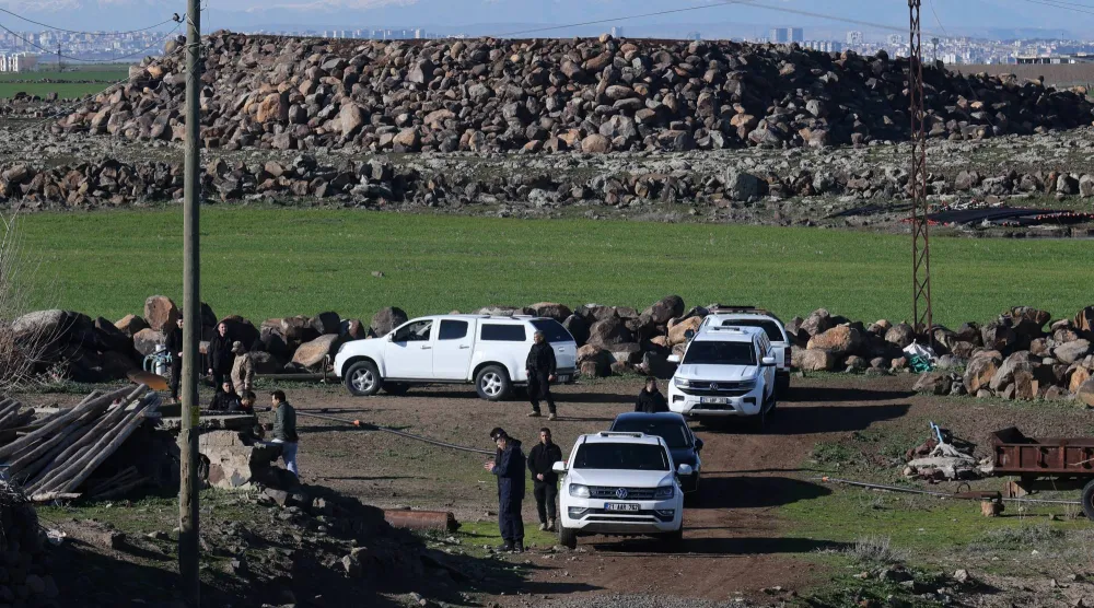 أفراد من الجيش التركي وقوات الأمن يفتشون حقلاً بعد سقوط قطعة ذخيرة إثر اعتراض منظومة دفاع جوي تابعة لحلف الناتو صاروخاً أُطلق من إيران... في ديار بكر بتركيا 9 مارس 2026 (رويترز)