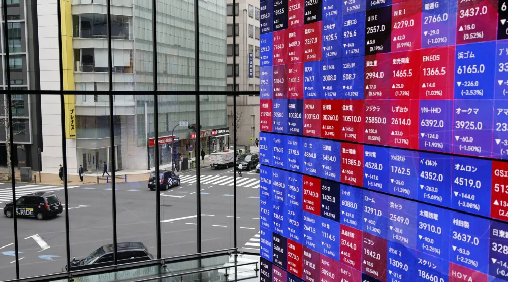 شاشة تعرض حركة الأسهم في وسط طوكيو (إ.ب.أ)