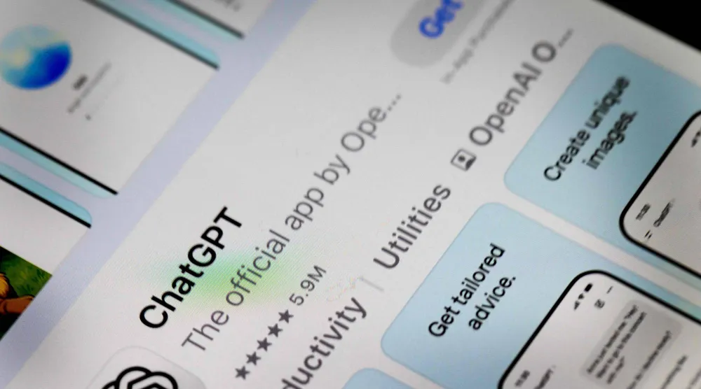 شعار تطبيق «شات جي بي تي» يظهر على شاشة (أ.ف.ب)