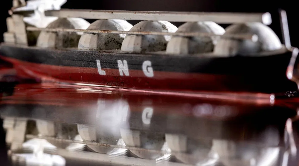نموذج لناقلة الغاز الطبيعي المسال في هذه الصورة التوضيحية (رويترز)
