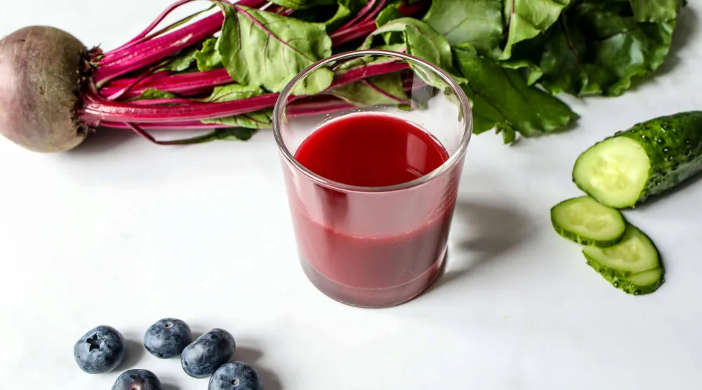 عصير الشمندر يساعد في دعم صحة القلب وضبط ضغط الدم إذ يتميز بكونه غنياً بالنترات (بيكسلز)