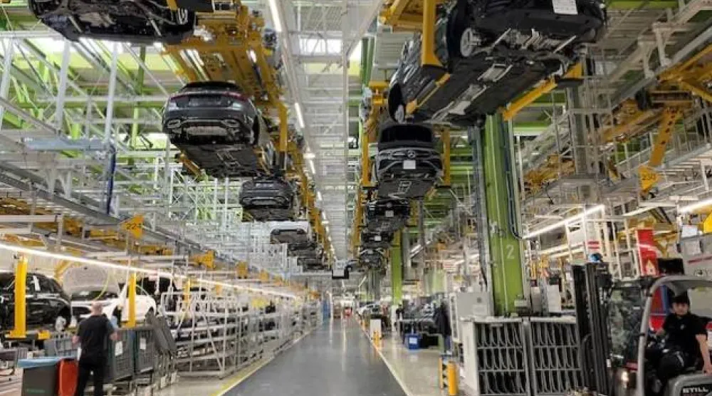 مشهد عام لخطوط الإنتاج في مصنع شركة السيارات الألمانية «مرسيدس بنز» في رستات (رويترز)