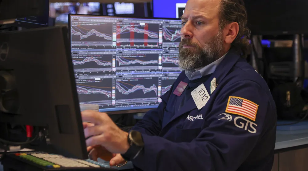 متداول يعمل في بورصة نيويورك (إ.ب.أ)