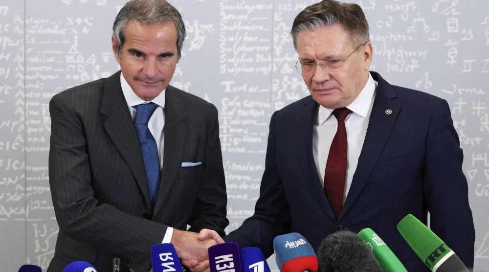 المدير العام للوكالة الدولية للطاقة الذرية رافاييل غروسي (يسار) يصافح المدير العام لشركة «روساتوم» الروسية الحكومية للطاقة الذرية أليكسي ليخاتشيف خلال حديثهما مع وسائل الإعلام عقب المشاورات المشتركة بين روسيا والوكالة الدولية في موسكو في 13 مارس 2026 (رويترز)