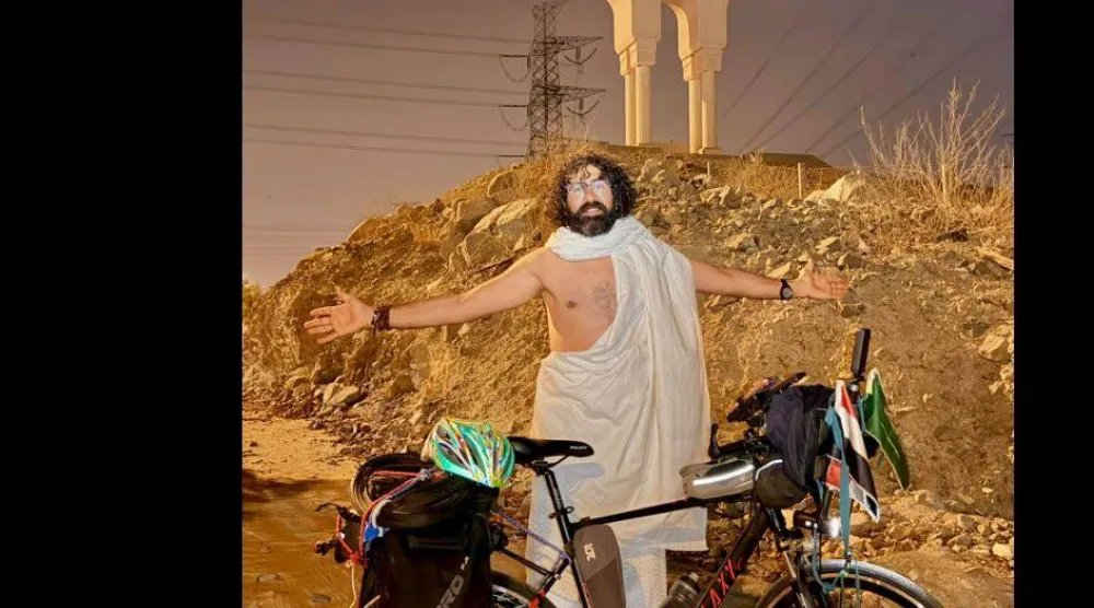 الرحّالة «محمد المصري» بعد وصوله إلى مكة المكرمة (صفحته على «فيسبوك»)