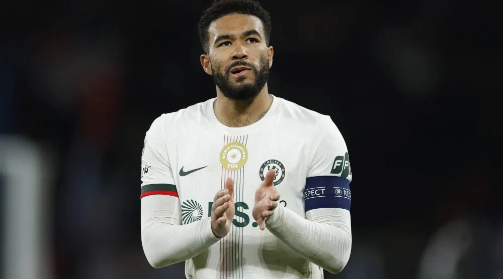 الدولي ريس جيمس باقٍ مع تشيلسي (رويترز)