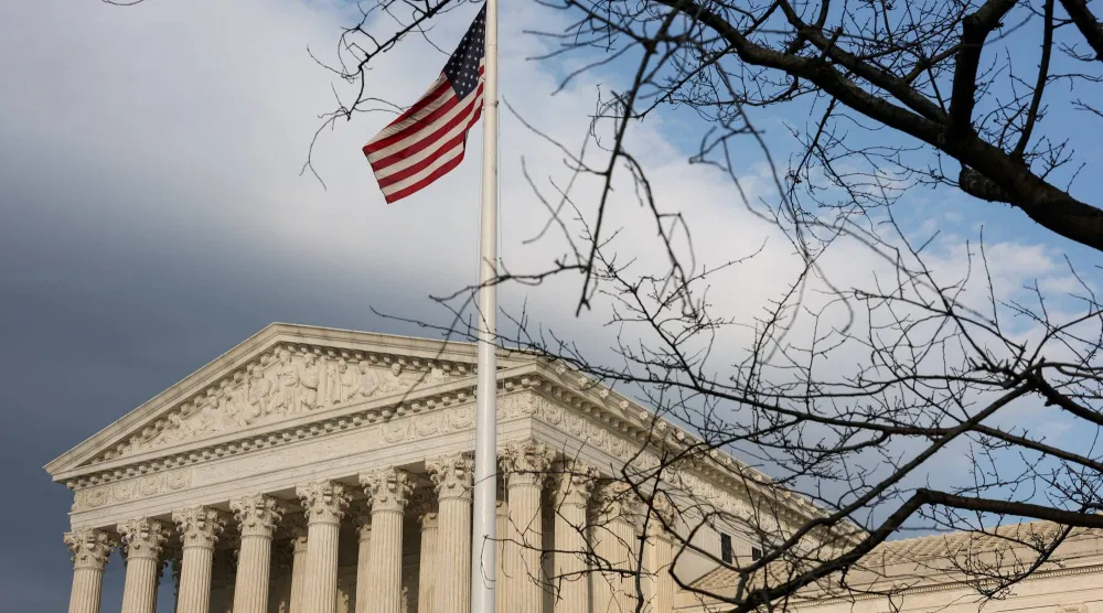 يرفرف العلم الأميركي خارج مبنى المحكمة العليا للولايات المتحدة في واشنطن (رويترز)