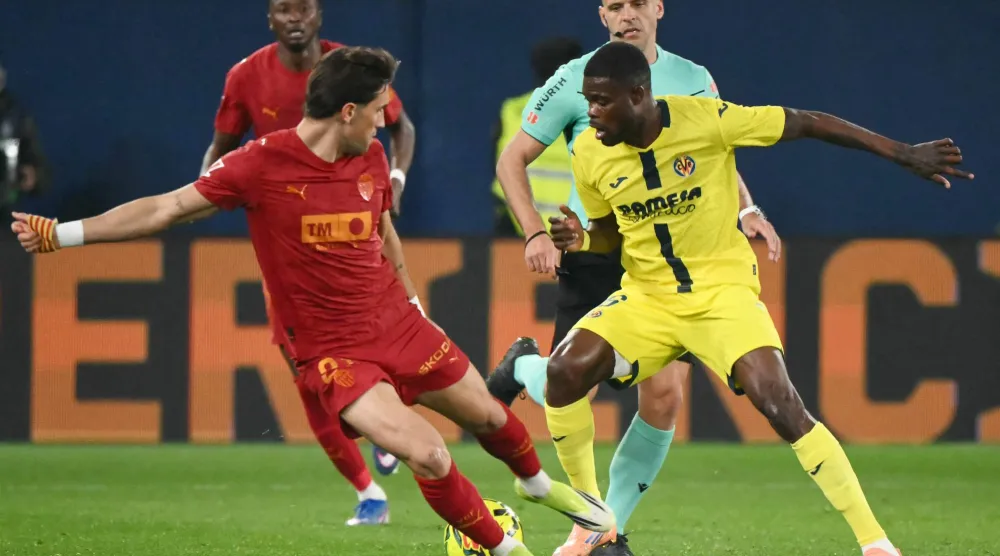 لاعب الوسط الغاني توماس بارتي (يمين) (أ.ف.ب)