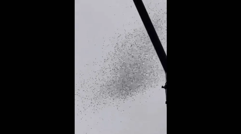 صورة مثبتة من مقطع فيديو للمناشير الإسرائيلية في سماء الحمرا في العاصمة بيروت 