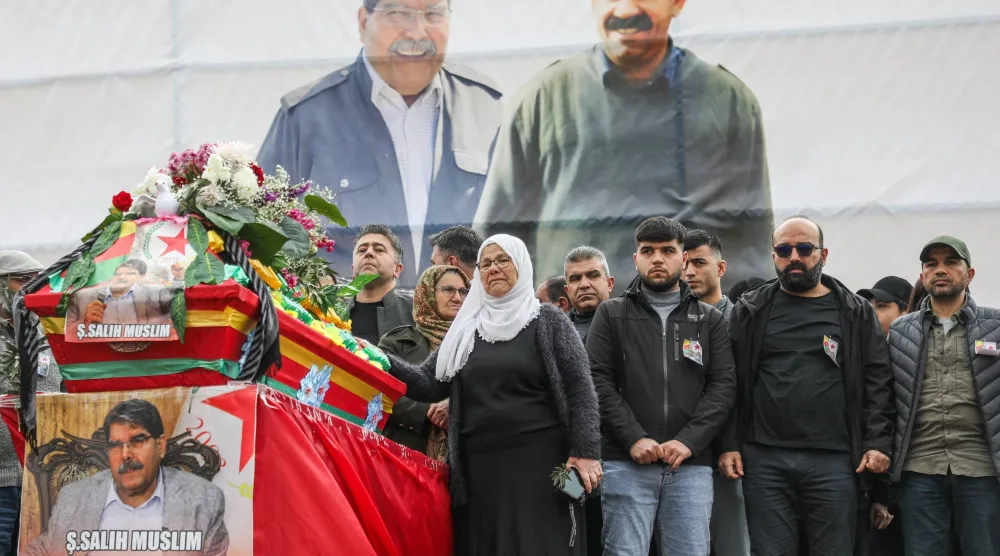 صورة تجمع صالح مسلم وعبد الله أوجلان خلال تشييع عضو الهيئة الرئاسية في حزب الاتحاد الديمقراطي بمدينة القامشلي شمال شرقي سوريا اليوم الجمعة (رويترز)