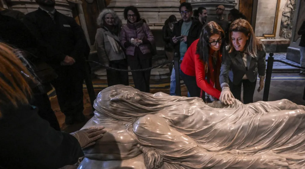 اللمس يفتح طريقاً آخر إلى الجمال (إ.ب.أ)