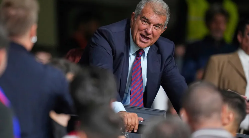 جوان لابورتا يستعد لانتخابات ساخنة في برشلونة (أ.ب)