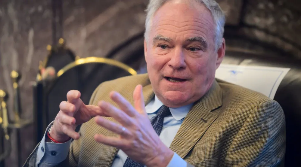 السيناتور تيم كاين متحدثاً في واشنطن العاصمة (أ.ب)