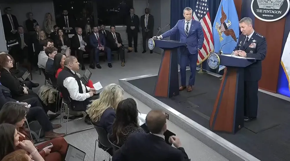  هيغسيث وكين خلال مؤتمر صحافي مشترك في واشنطن اليوم (البنتاغون)