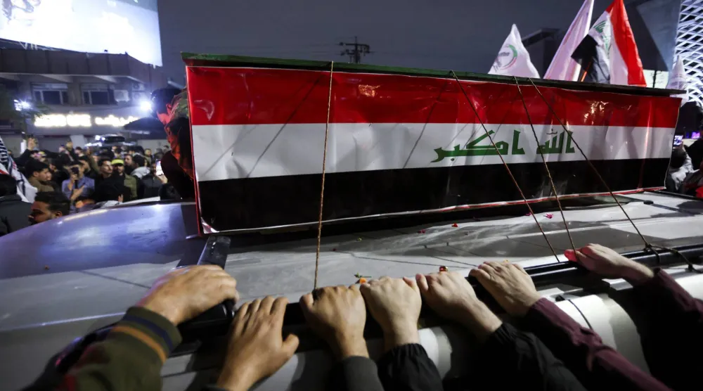 مشيعون حول جنازة عنصر من «الحشد الشعبي» قُتل بغارة في القائم قرب الحدود السورية (رويترز)