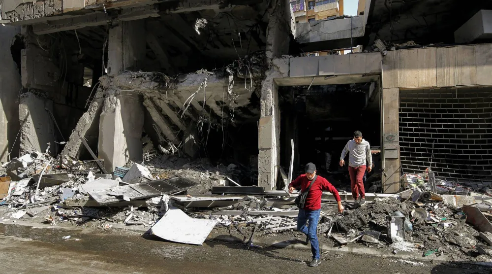 آثار الدمار بعد غارات إسرائيلية على العاصمة اللبنانية بيروت (د.ب.أ)