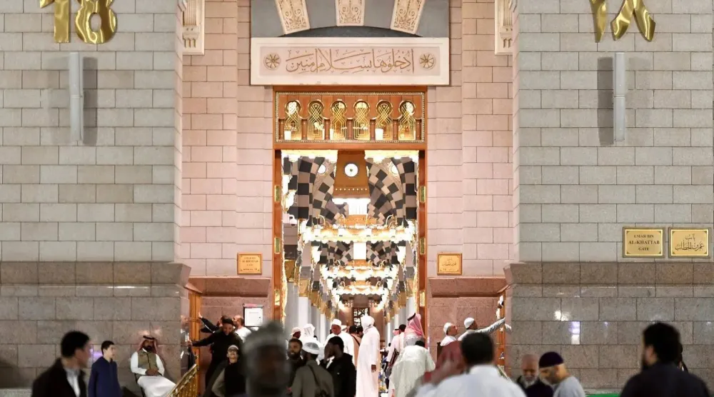 يضم كل باب أكثر من 1500 قطعة نحاسية مذهَّبة منقوشة بتصميم دائري يتوسطه اسم «محمد رسول الله» (واس)