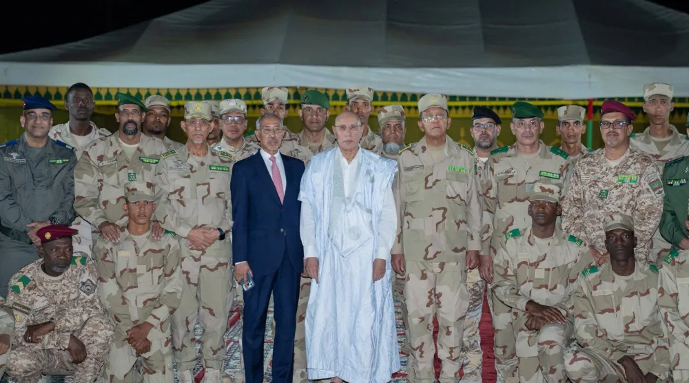 الرئيس ولد الغزواني يتوسط مجموعة من الضباط والجنود (الرئاسة)