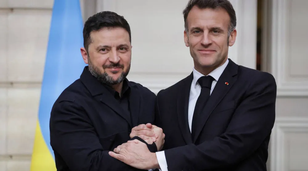 الرئيس الفرنسي إيمانويل ماكرون ونظيره الأوكراني فولوديمير زيلينسكي (رويترز)