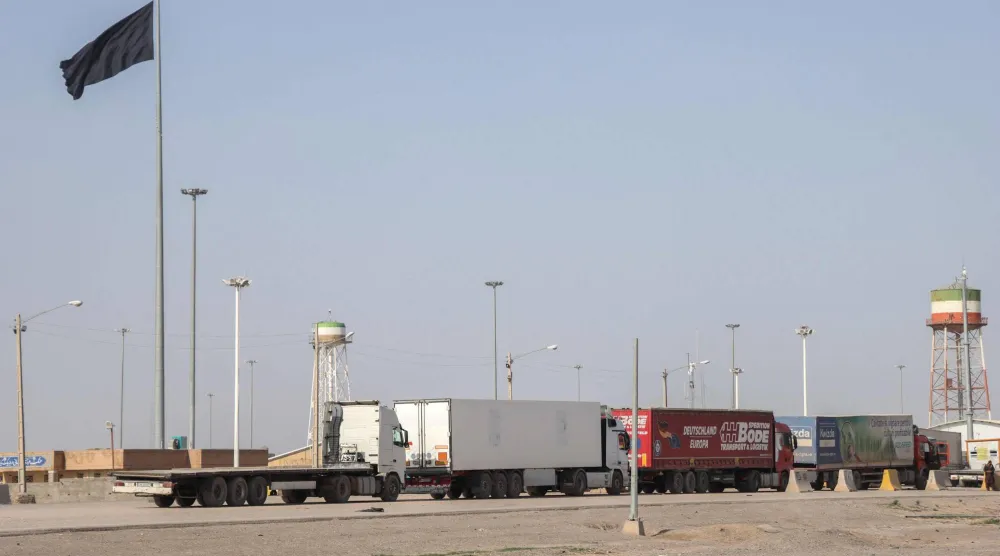 عَلم أسود يرفرف عند معبر إسلام قلعة الحدودي بين أفغانستان وإيران (أ.ف.ب)