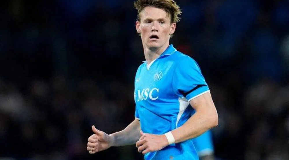 لاعب وسط «نابولي» الأسكوتلندي سكوت ماكتومناي (رويترز)