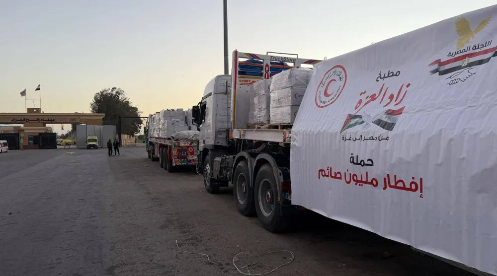 عبور مساعدات إنسانية وإغاثية عبر معبر رفح (الهلال الأحمر المصري)
