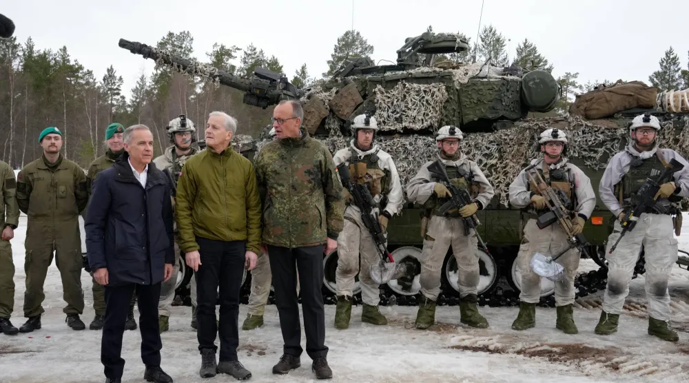 من اليمين: المستشار الألماني فريدريش ميرتس ورئيس الوزراء النرويجي يوناس غار ستوره ورئيس الوزراء الكندي مارك كارني يتفقدون مسرح مناورات لقوات حلف شمال الأطلسي في باردوفوس بالنرويج (أ.ب)