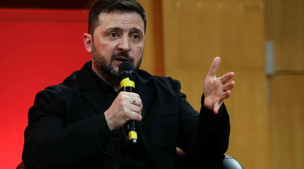 الرئيس الأوكراني فولوديمير زيلينسكي يتحدث إلى طلاب في باريس