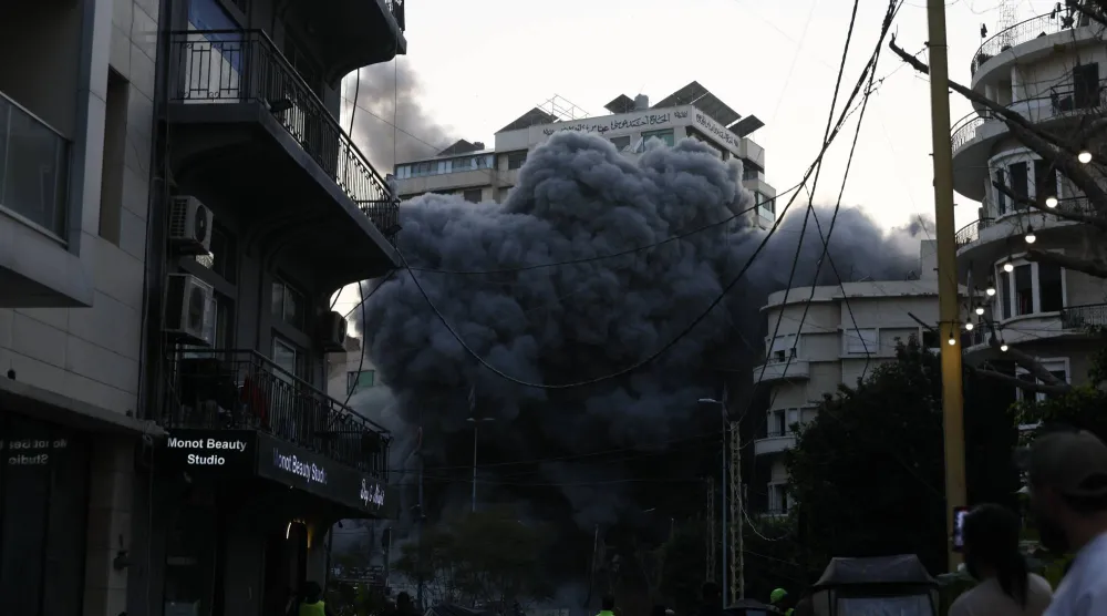 غارة جوية إسرائيلية تستهدف مبنى في منطقة الباشورة ببيروت (إ.ب.أ)