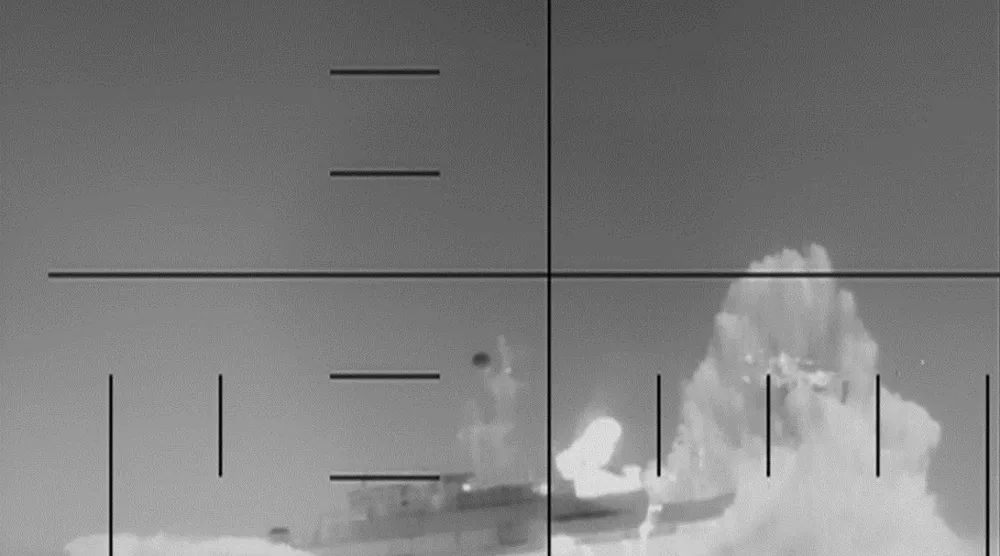 لقطة من فيديو نشرته وزارة الحرب الأميركية يظهر غواصة أميركية تطلق النار على سفينة حربية إيرانية في المحيط الهندي (أ.ف.ب)