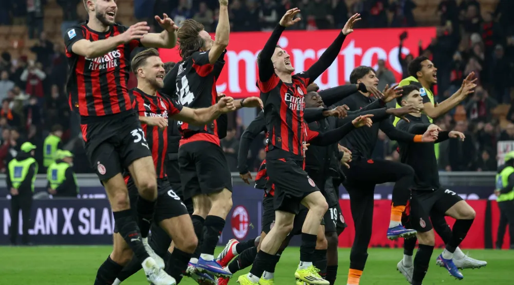 لاعبو ميلان وفرحة الفوز على الغريم إنتر ميلان في المرحلة الماضية (إ.ب.أ)