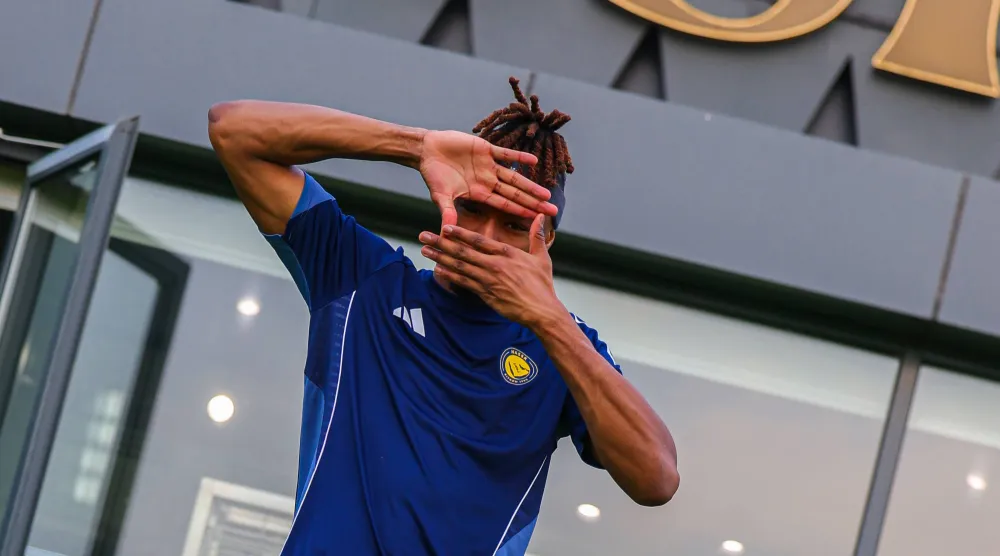 سيماكان في لقطة مرحة قبل تدريب النصر الأخير (موقع النادي)