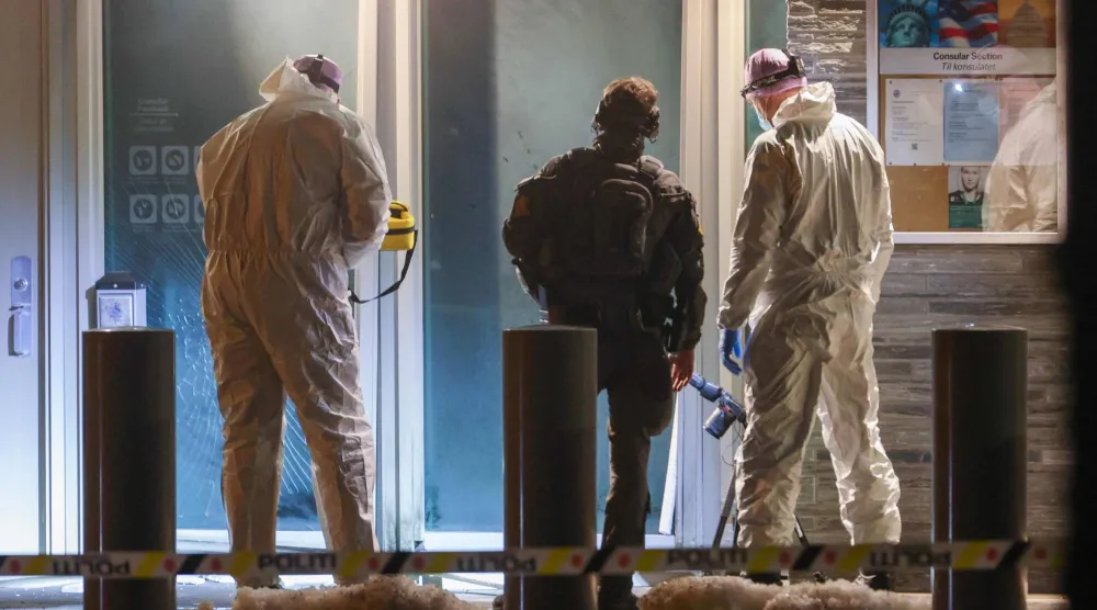 خبراء الطب الشرعي وضباط شرطة نرويجيون أمام مدخل السفارة الأميركية بأوسلو (أ.ف.ب)