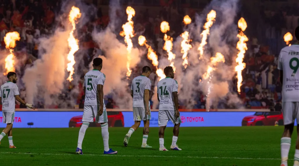 لاعبو الأهلي في صدمة بعد خسارتهم للمباراة (تصوير: عيسى الدبيسي)