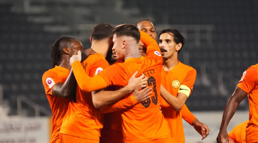 فرحة لاعبي أم صلال بالخماسية (نادي أم صلال)