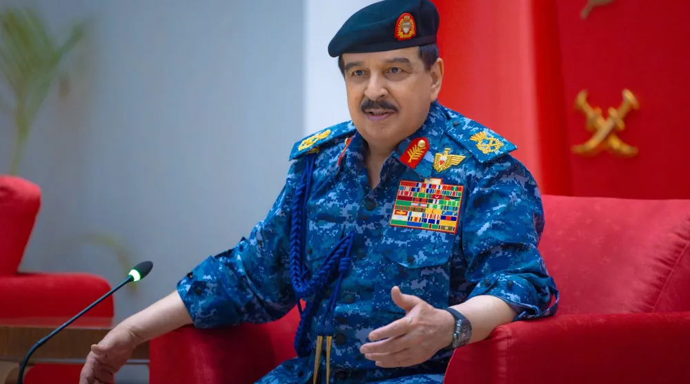 الملك حمد بن عيسى يتحدث خلال زيارته لوزارة الداخلية الجمعة (بنا)