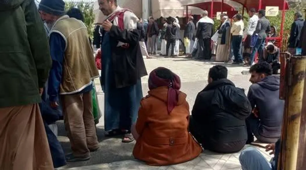 تجمع لمرضى يمنيين وذويهم في باحة أحد المستشفيات الحكومية بصنعاء (فيسبوك)